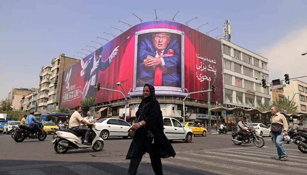 ترامب يتوعّد بضرب إيران بقوّة... وبزشكيان يتعهّد بالعودة إلى مذكّرة التفاهم في حال التزام واشنطن بها