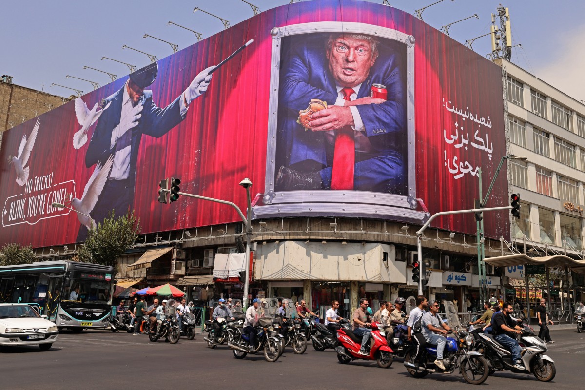 جدارية في طهران. (أ ف ب)