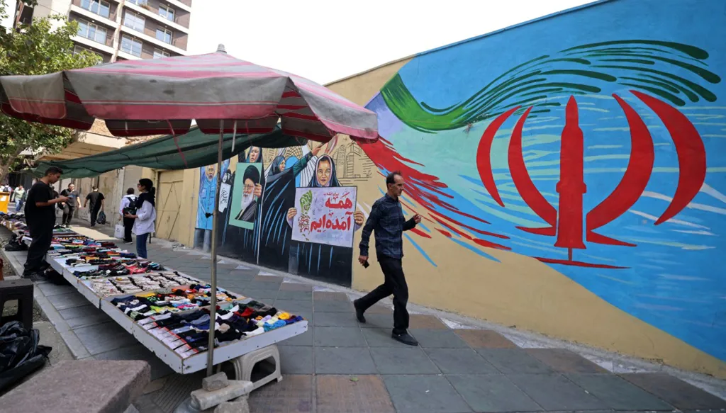 جدارية داعمة للنظام الإيراني في طهران (أ ف ب).