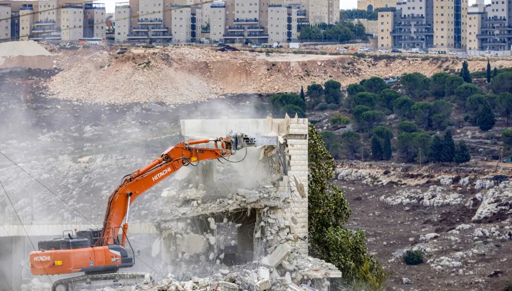 بالصور- مستوطنون إسرائيليون يشرعون بأعمال تجريف في الخليل بالضفة