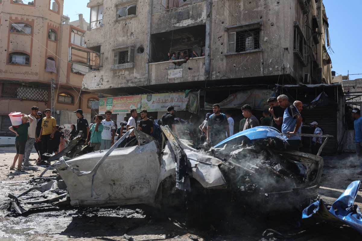 آثار غارة إسرائيلية استهدفت مركبة في منطقة تل الهوا بمدينة غزة (أ ف ب)