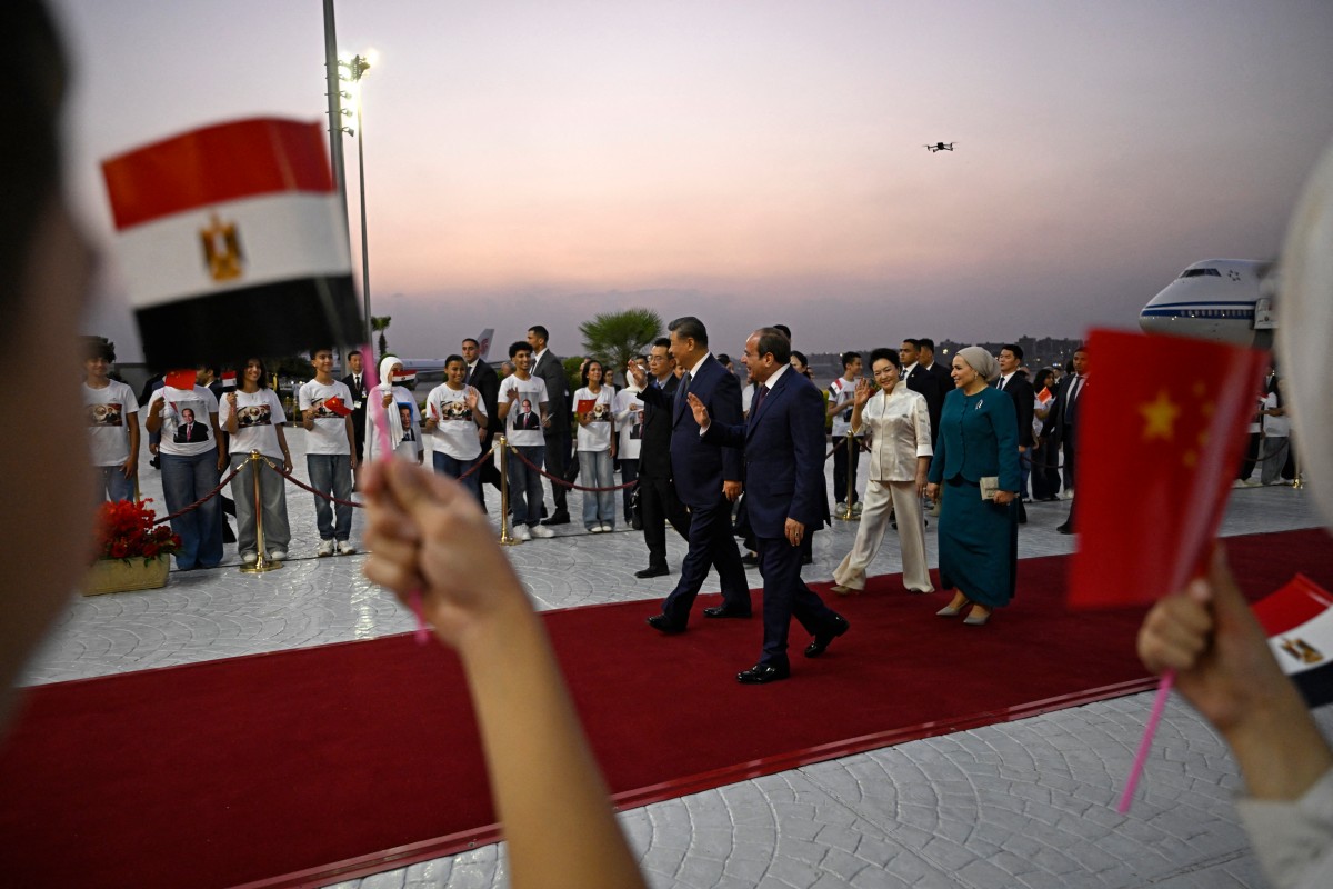  الرئيس الصيني شي جين بينغ (في الوسط، جهة اليسار) برفقة نظيره المصري عبد الفتاح السيسي. (أ ف ب)