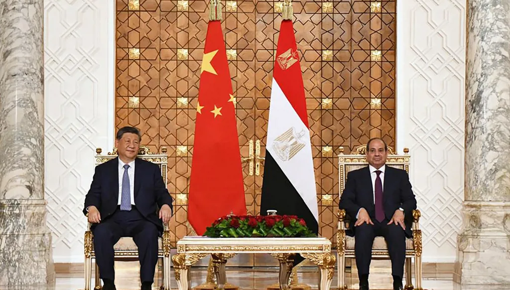 الرئيس الصيني شي جينبينغ (يساراً) ونظيره المصري عبد الفتاح السيسي خلال لقائهما في قصر (أ ف ب).