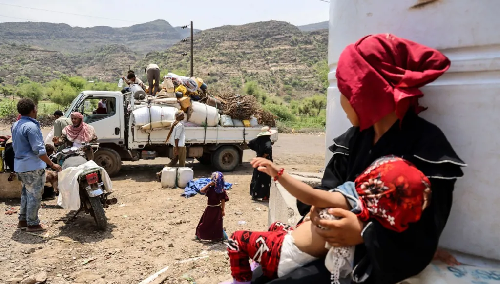 نازحون يمنيون يفرغون أمتعتهم ويقيمون مساكن موقتة في منطقة الكدحة بمحافظة تعز، 6 أيلول/سبتمبر 2026. (أ ف ب)