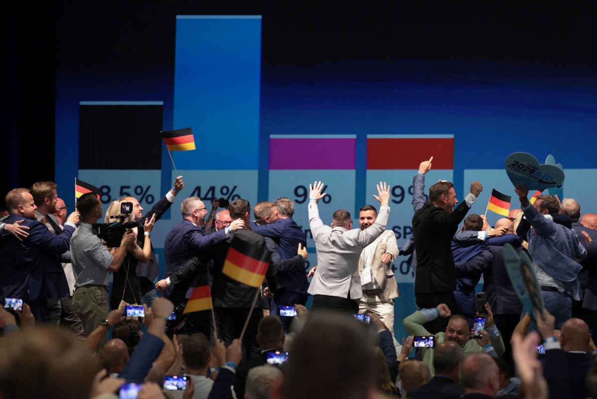 احتفال أعضاء حزب البديل من أجل ألمانيا (AfD) اليميني المتطرف عقب الفوز في انتخابات ولاية ساكسونيا-أنهالت (أ ف ب).