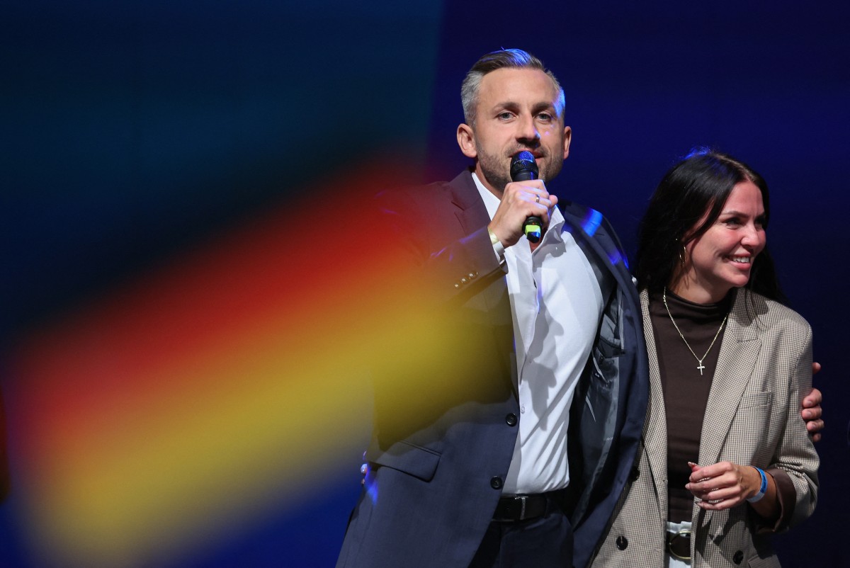 أولريش سيغموند (يسار)، المرشح الرئيسي لحزب البديل من أجل ألمانيا (AfD) اليميني المتطرف في انتخابات ولاية ساكسونيا-أنهالت، يلقي كلمة أمام أنصاره إلى جانب زوجته جوليا سيغموند (أ ف ب).