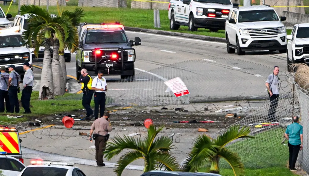 يجري مسؤولون تحقيقاً في موقع الحادث الذي تجاوزت فيه طائرة شحن تابعة لشركة "برايم إير" (Prime Air) المدرج واصطدمت بمركبات أخرى في مطار ميامي الدولي بمدينة ميامي، ولاية فلوريدا، في 6 أيلول/سبتمبر 2026. (أ.ف.ب.)