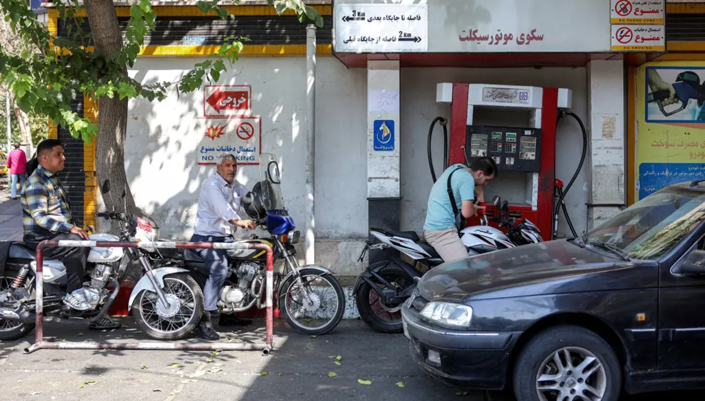 إيران تضاعف سعر البنزين الحر... بين العجز وشبح احتجاجات 2019