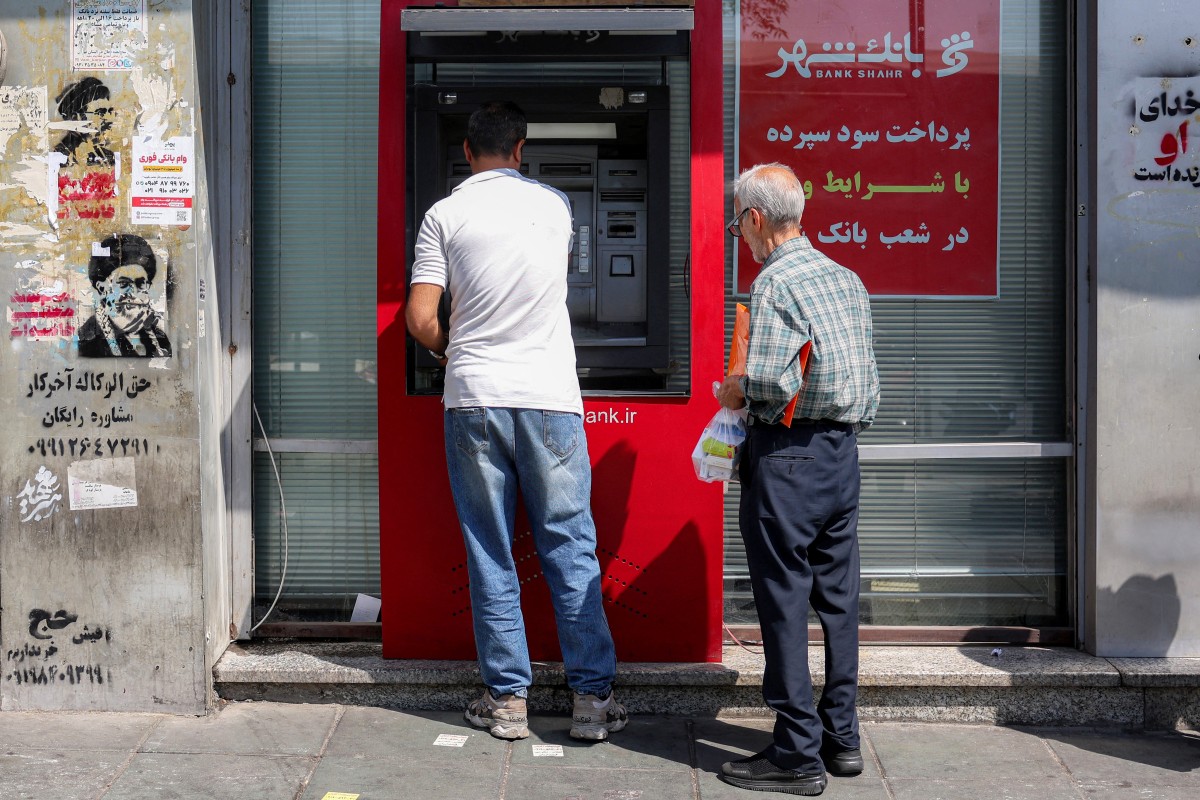 رجل يستخدم جهاز صراف آلي في طهران، 7 أيلول/سبتمبر 2026. (أ ف ب)