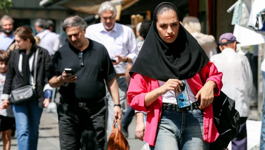 امرأة تسير في أحد شوارع طهران، 7 أيلول/سبتمبر 2026. (أ ف ب)