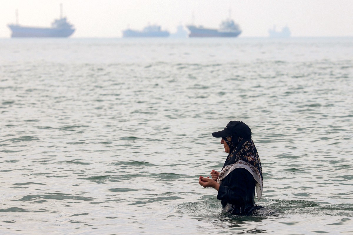 سفن تعبر مضيق هرمز (أ ف ب).