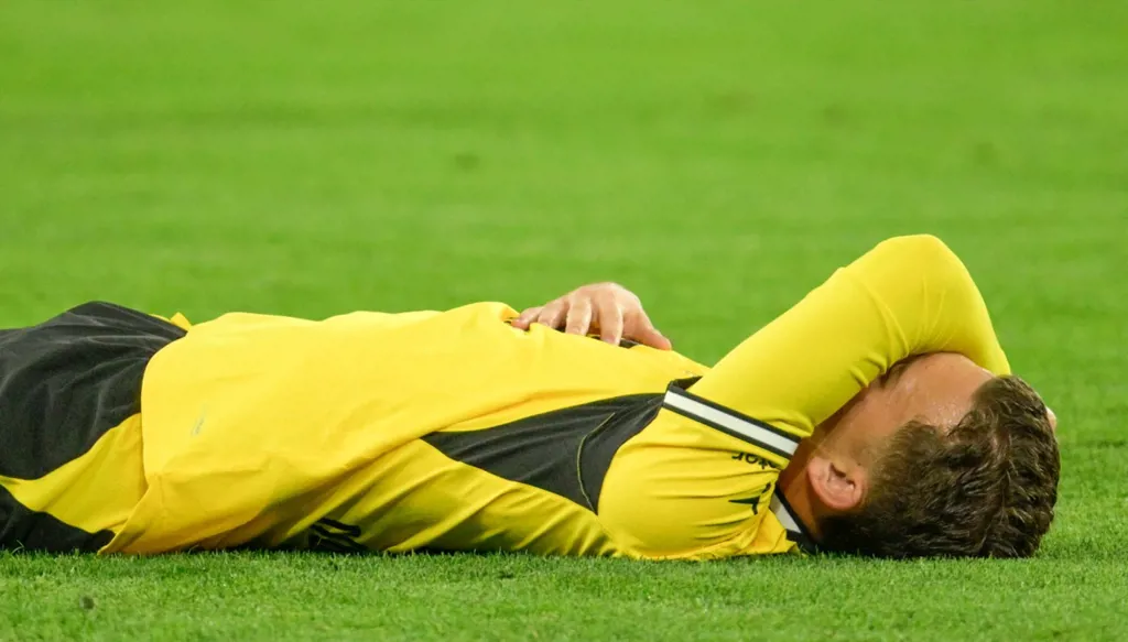 نجم دورتموند يتعرّض لوعكة صحية في دوري أبطال أوروبا