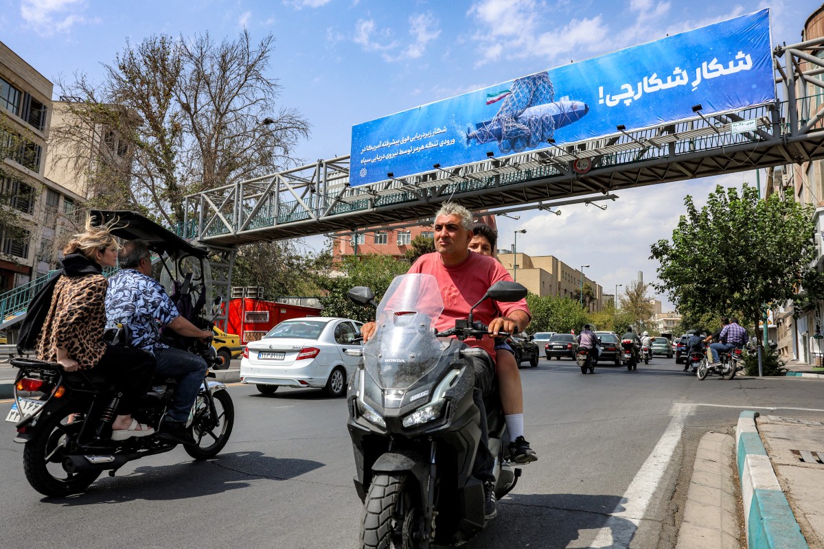 لافتة في أحد شوارع طهران. (أ ف ب)