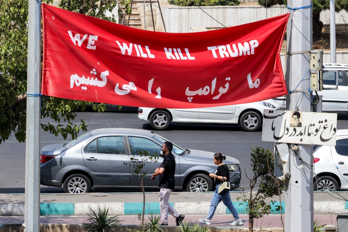 لافتة في طهران تحمل رسالة تقول: سنقتل ترامب (أ ف ب)