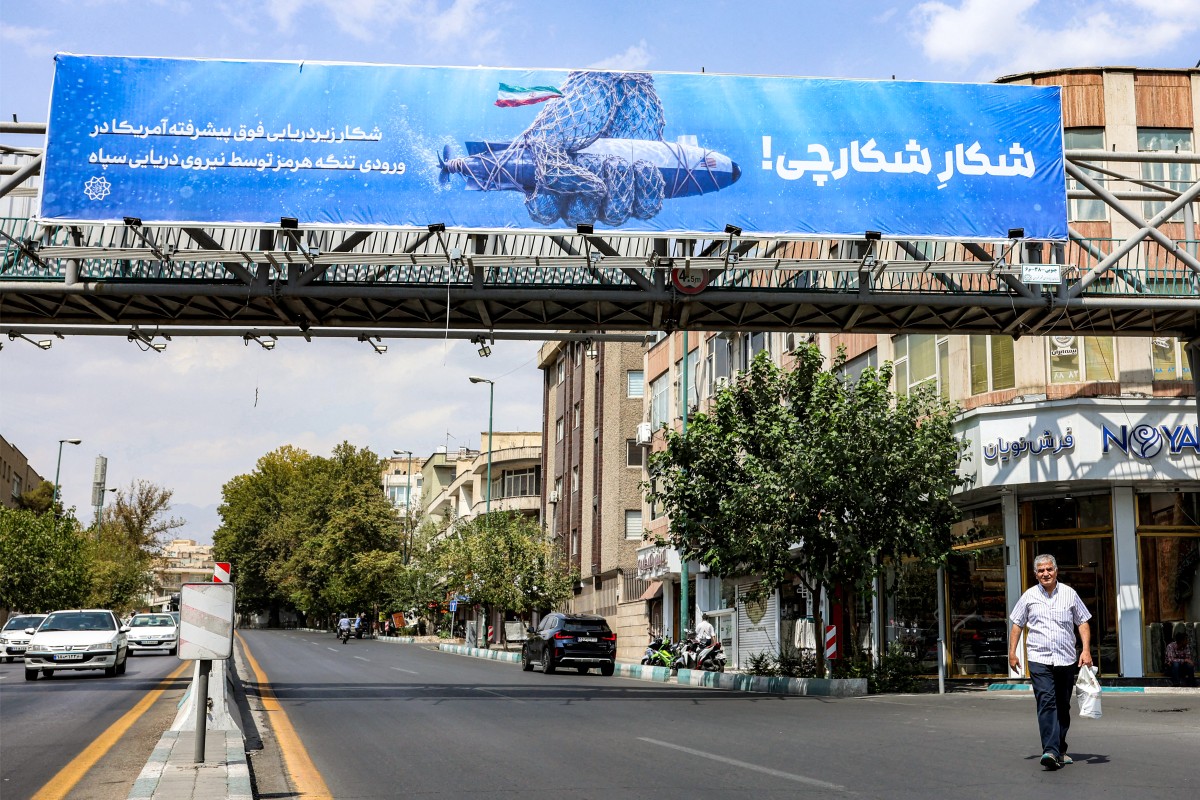 لافتة على جسر مشاة في إيران. (أ ف ب)