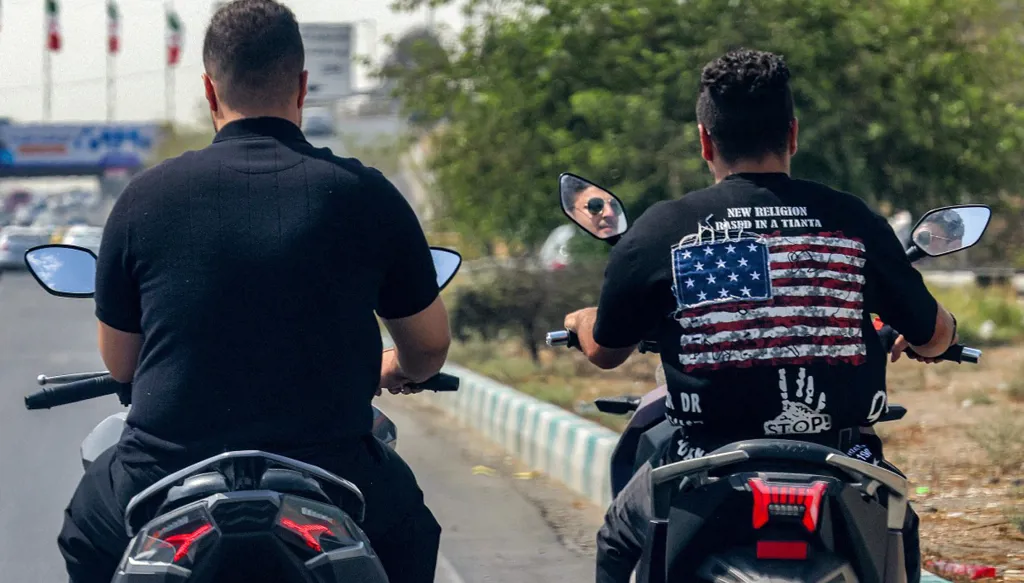 سائق دراجة نارية يرتدي قميصاً مناهضاً للولايات المتحدة في طهران، 9 أيلول/سبتمبر 2026. (أ ف ب)