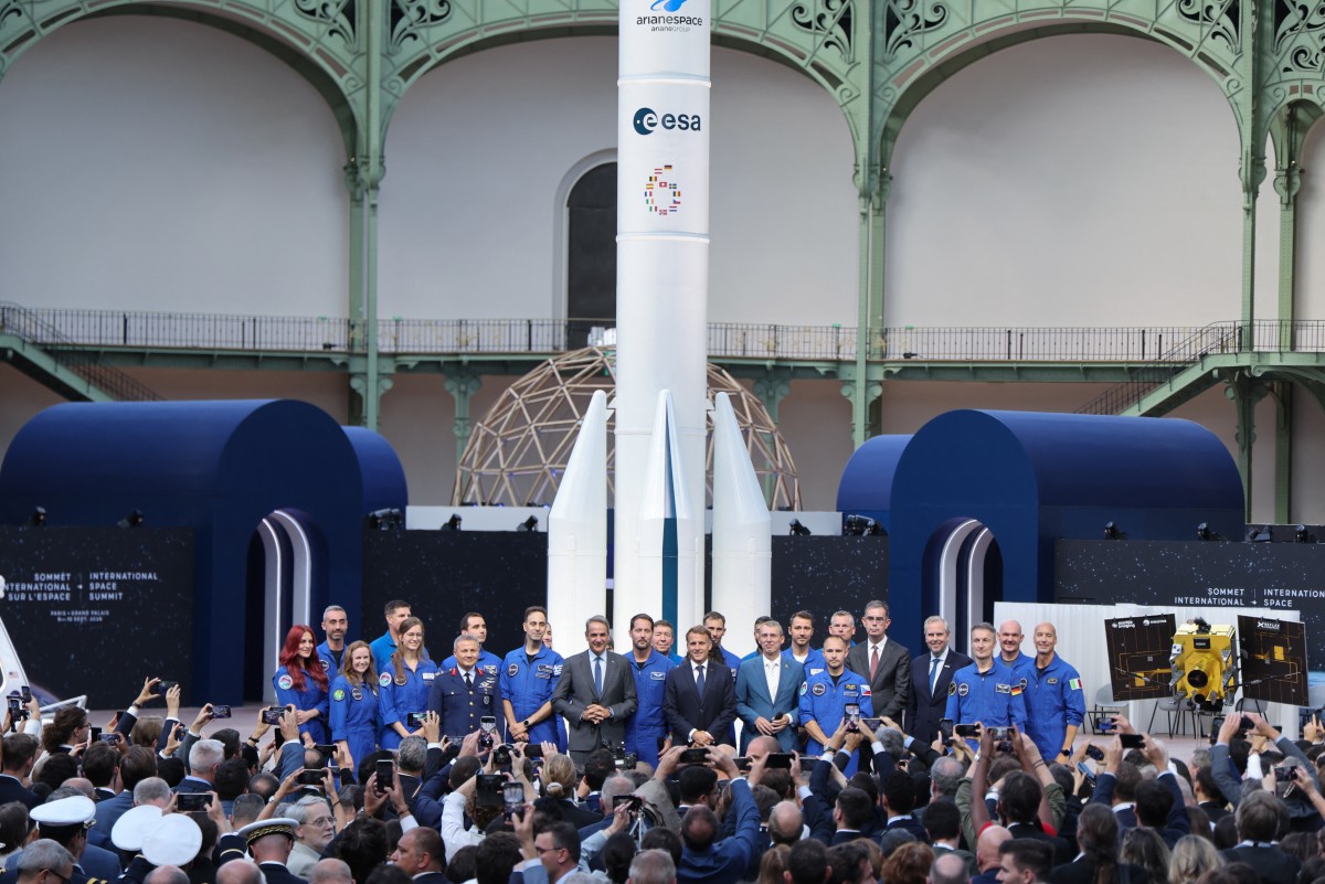 ماكرون (في الوسط إلى اليمين) ورائد الفضاء الفرنسي التابع للوكالة الفضائية الأوروبية (ESA) توماس بيسكيه (في الوسط)، ورئيس الوزراء اليوناني كيرياكوس (في الوسط إلى اليسار). (أ ف ب)