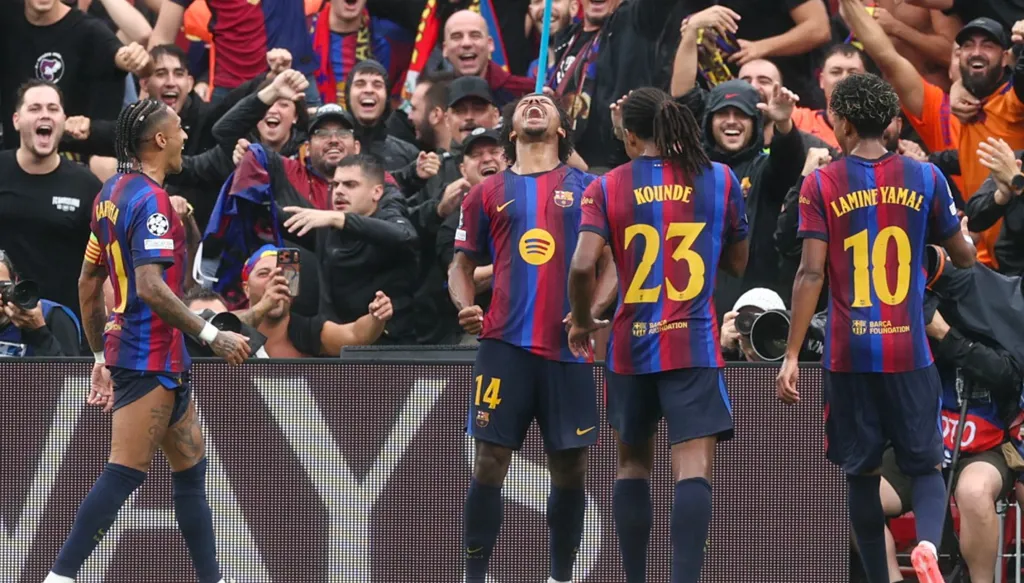 لاعبو برشلونة يحتفلون بهدف أديمي في فمرمى فينورد. (أ ف ب)