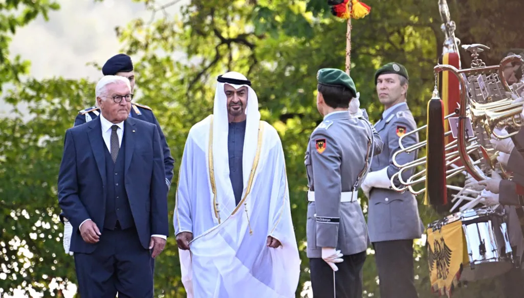 الرئيس الألماني (يسار) والرئيس الإماراتي يستعرضان حرس الشرف العسكري. (أ ف ب)