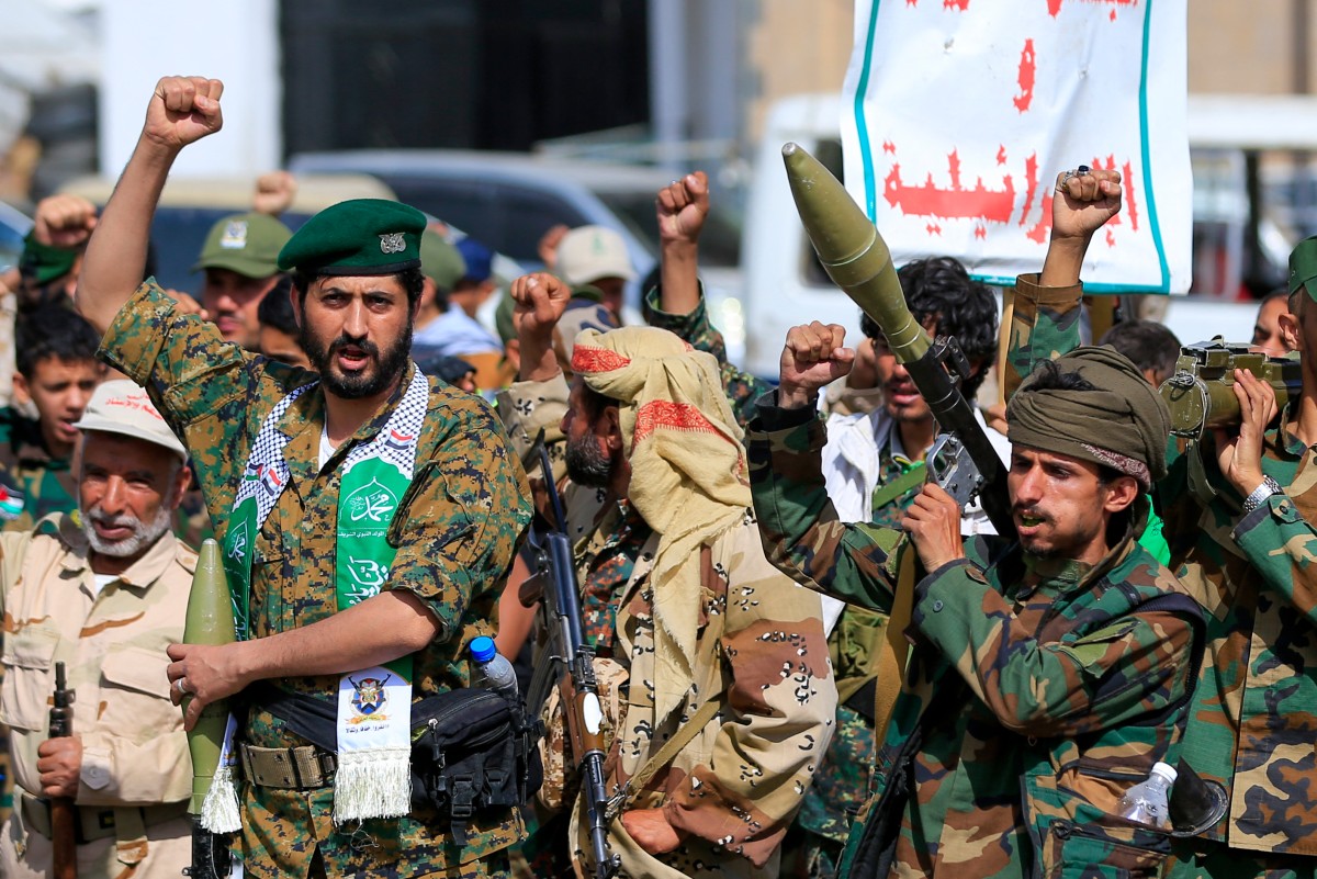 مقاتلون موالون للحوثيين يهتفون بشعارات خلال تجمع لتجنيد مقاتلين جدد في صنعاء، 10 أيلول/سبتمبر 2026. (أ ف ب)