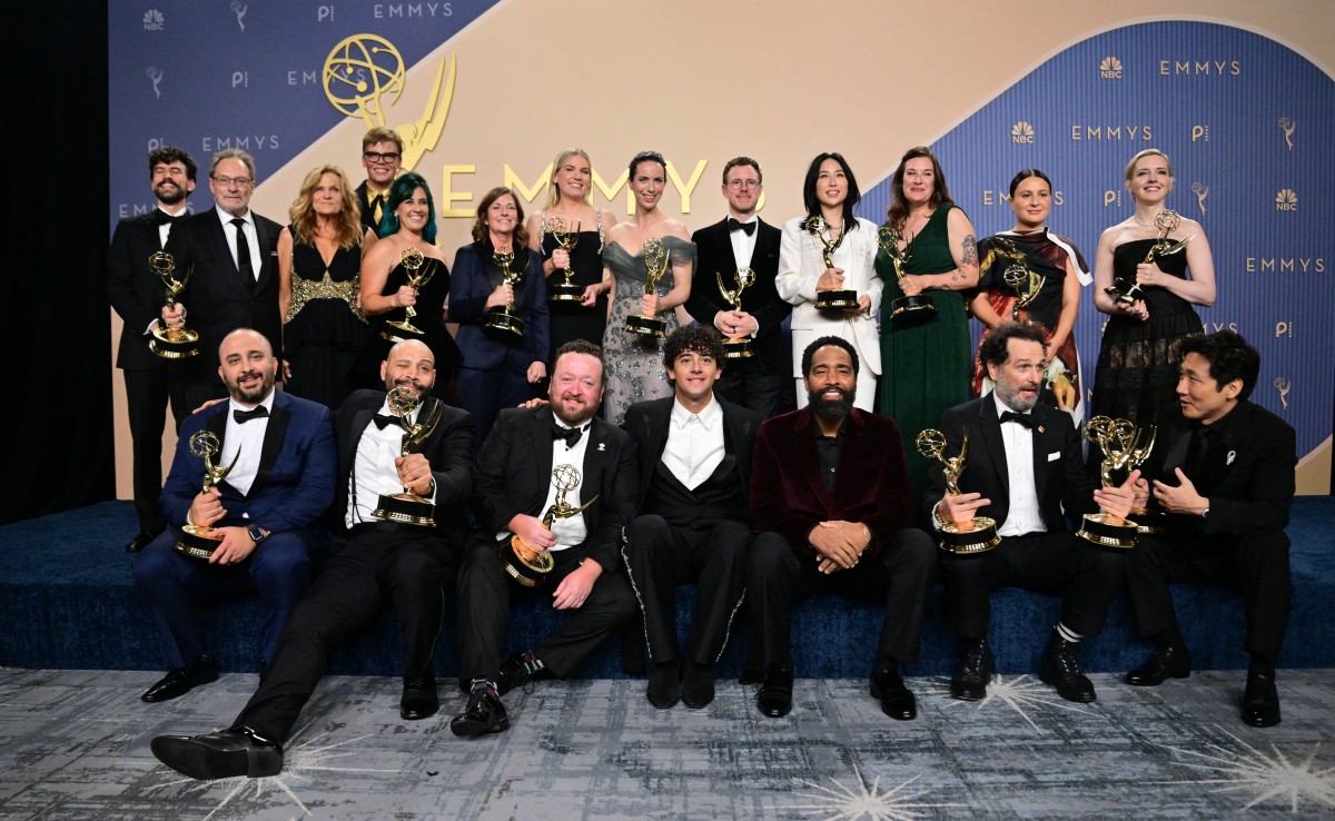 فريق مسلسل خليج الأرامل، الفائز بجائزة أفضل مسلسل كوميدي، خلال حفل جوائز إيمي برايم تايم الـ78 في لوس أنجلوس. (تصوير: فريديريك جاي براون / أ ف ب)