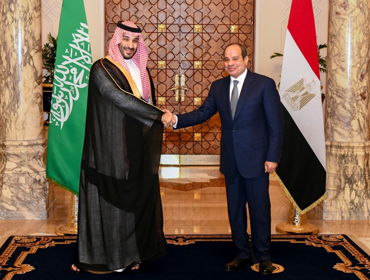 ولي العهد السعودي الأمير محمد بن سلمان يصافح الرئيس المصري عبد الفتاح السيسي خلال لقائهما في القاهرة، 15 أيلول/سبتمبر 2026. (الرئاسة المصرية)