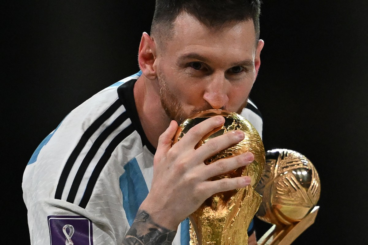 ميسي مع كأس العالم 2022. (أ ف ب)