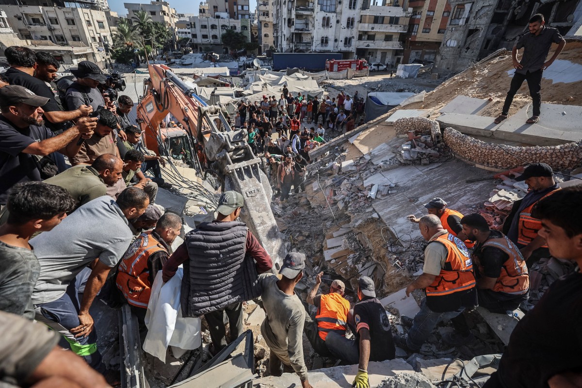 رجال إنقاذ يحفرون بين الأنقاض لاستخراج الجثث من مبنى منهار في مدينة غزة، 16 ايلول، (ا ف ب).