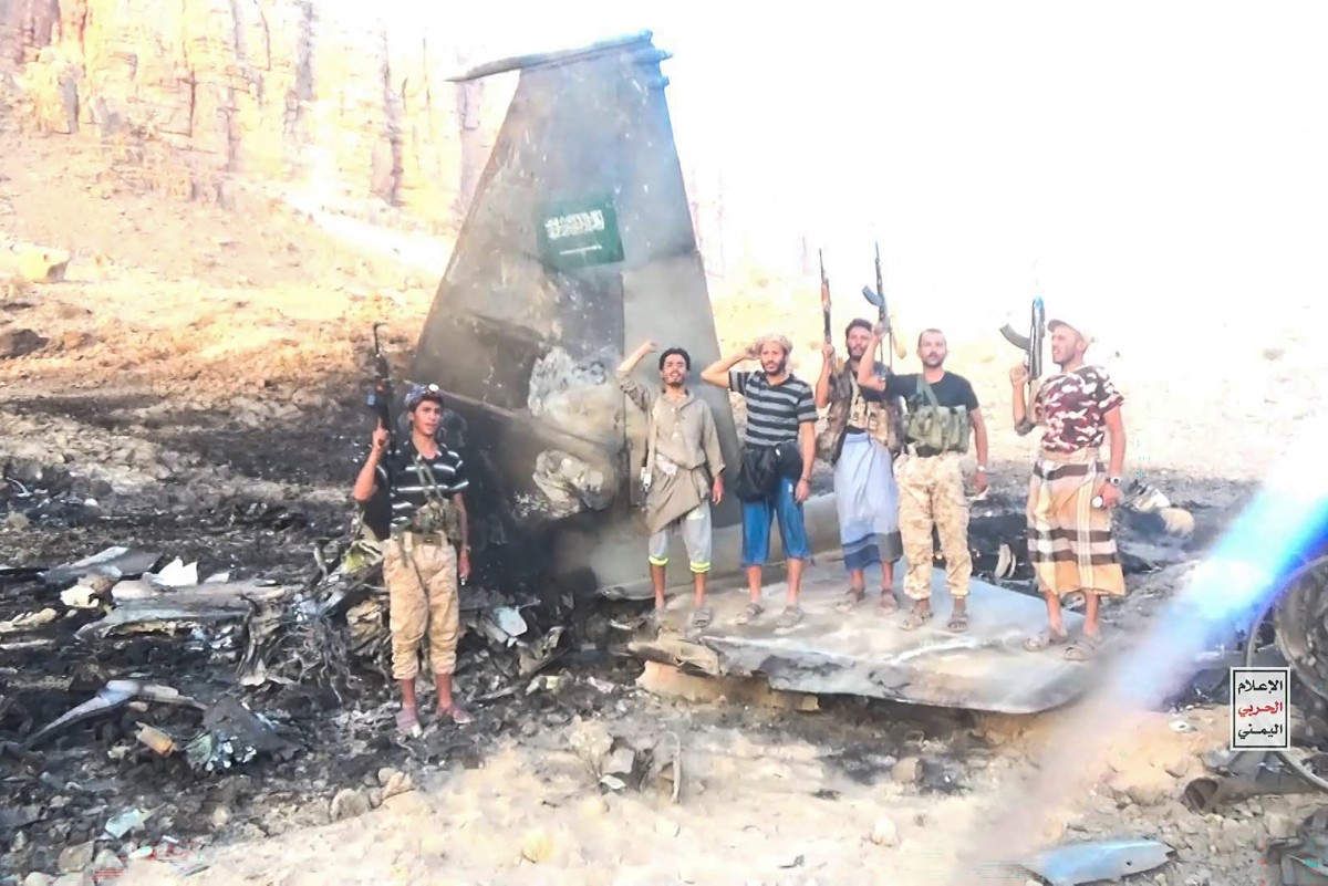 مقاتلون حوثيون وسط حطام قال الإعلام العسكري للجماعة إنه لمقاتلة سعودية من طراز إف-15 أُسقطت في محافظة مأرب، في 16 أيلول/سبتمبر 2026. (أ ف ب)