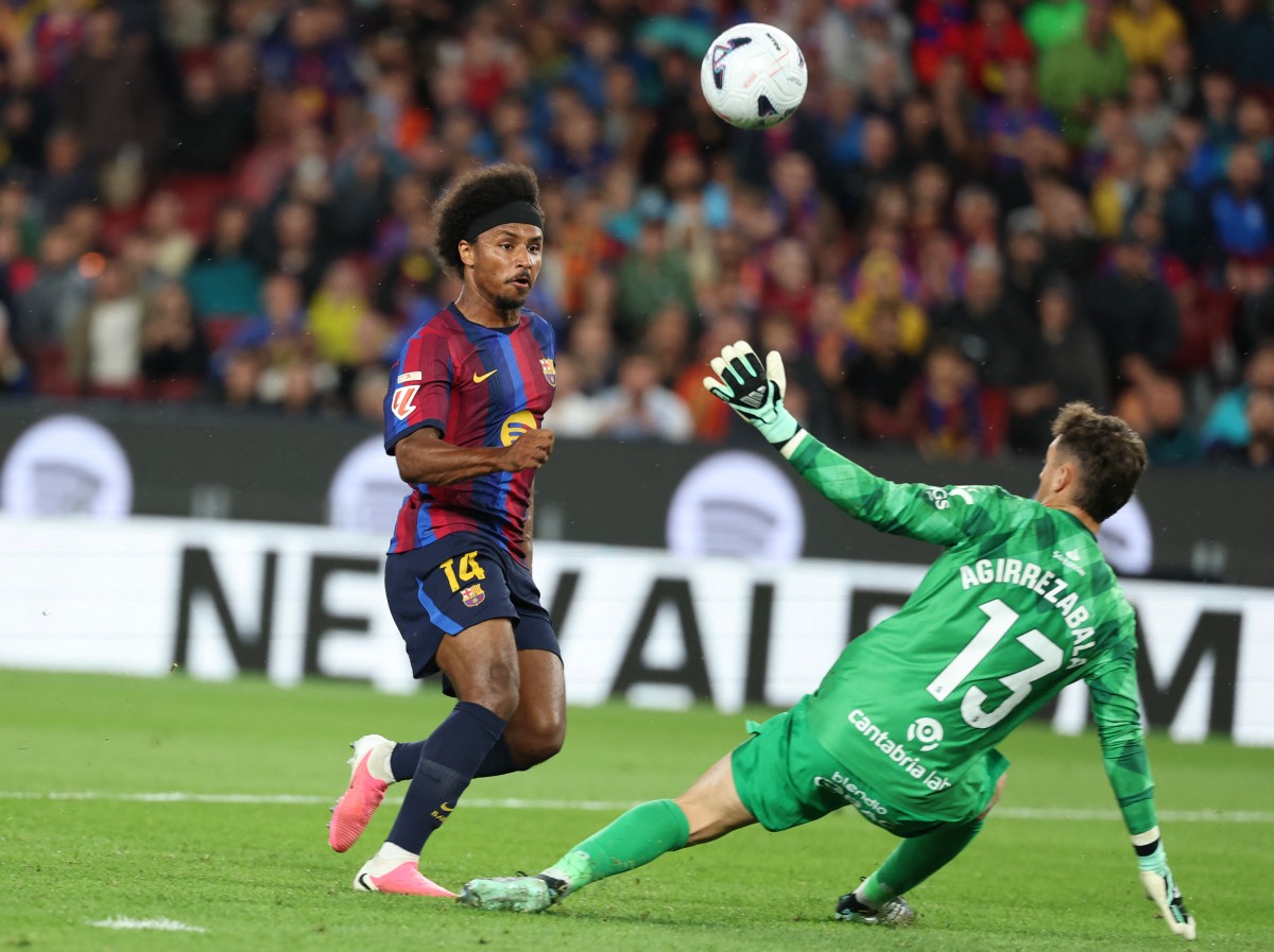 من مباراة برشلونة وراسينغ سانتاندير. (أ ف ب)