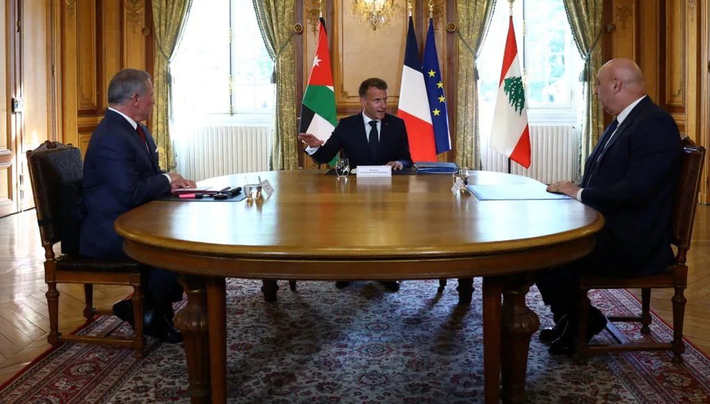 لقاء ثلاثي بين الرئيسَين اللبناني جوزف عون (يمين) والفرنسي إيمانويل ماكرون (وسط) والعاهل الأردني عبدالله الثاني (يسار) في الإليزيه، على هامش الاجتماع التحضيري لمؤتمر دعم الجيش اللبناني (أ ف ب).