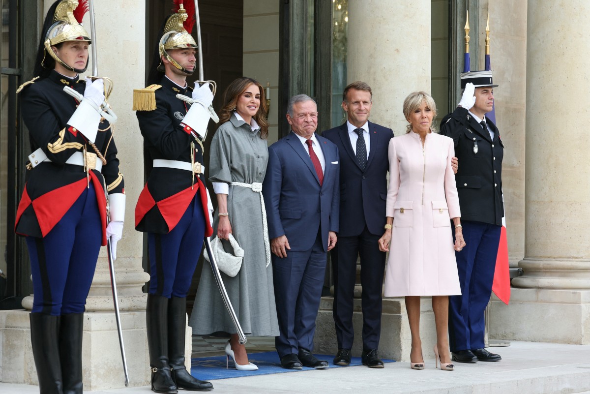 الملكة رانيا في الإليزيه إلى جانب زوجها الملك عبدالله باستضافة الرئيس الفرنسي ايمانويل ماكرون وزوجته السيدة الأولى بريجيت (أ.ف.ب)