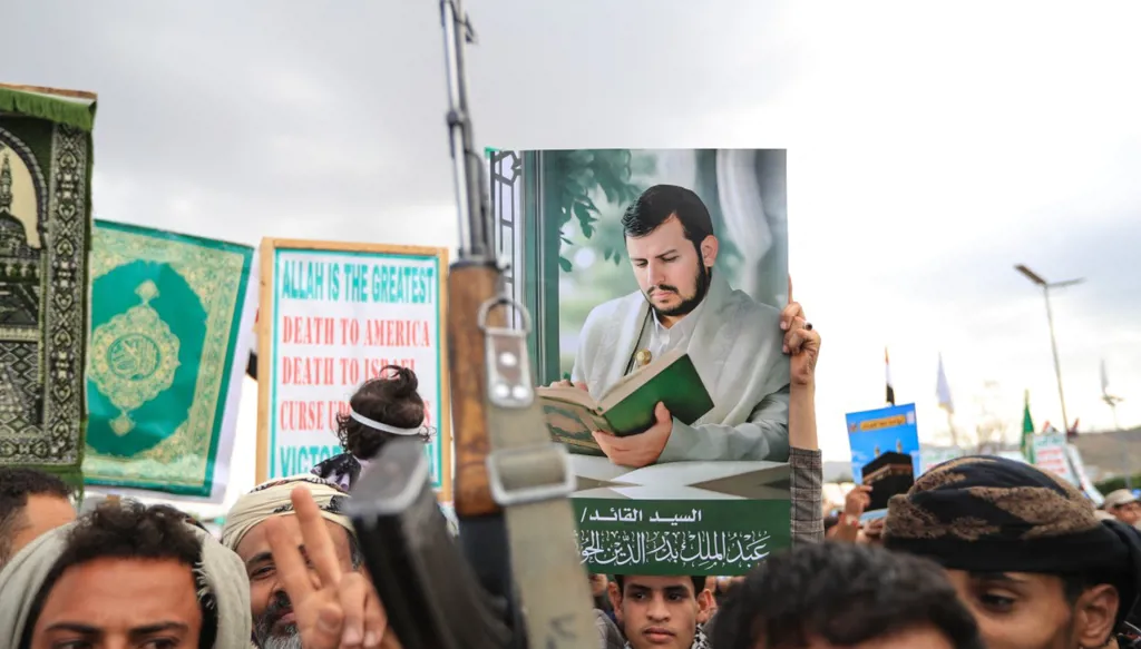 أنصار الحوثيين يرفعون أسلحتهم وصورة عبد الملك الحوثي خلال تظاهرة في صنعاء ضد السعودية، 18 أيلول/سبتمبر 2026. (أ ف ب)