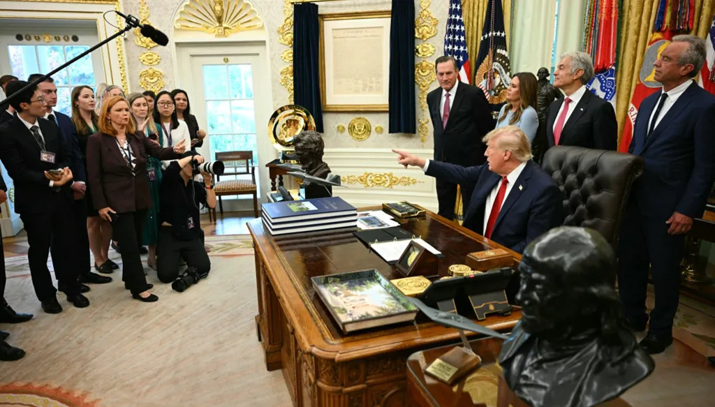 الرئيس الأميركي دونالد ترامب يتلقى سؤالاً من مراسلة "إن بي سي" كيلي أودونيل في المكتب البيضوي في البيت الأبيض، 18 أيلول/سبتمبر 2026. (أ ف ب)