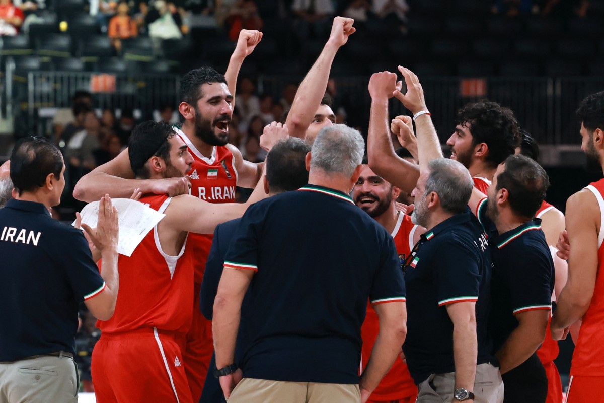 المنتخب الإيراني يحتفل بالفوز على الصين. (أ ف ب)