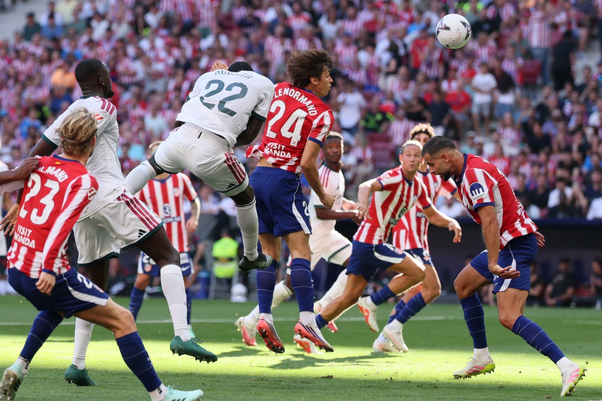 من مباراة أتلتيكو مدريد وريال مدريد في الدوري الإسباني. (أ ف ب)