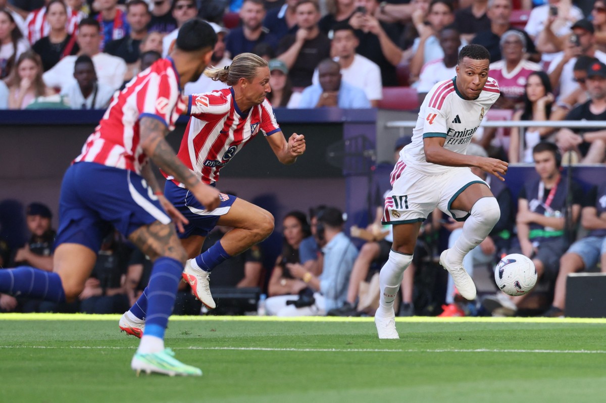 من مباراة أتلتيكو مدريد وريال مدريد. (أ ف ب)