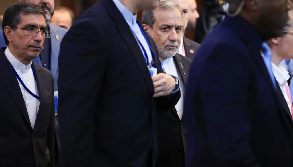 وزير الخارجية الإيراني عباس أراغشي (في الوسط) يصل لحضور الدورة الحادية والثمانين للجمعية العامة للأمم المتحدة في مقر الأمم المتحدة بنيويورك (أ ف ب).