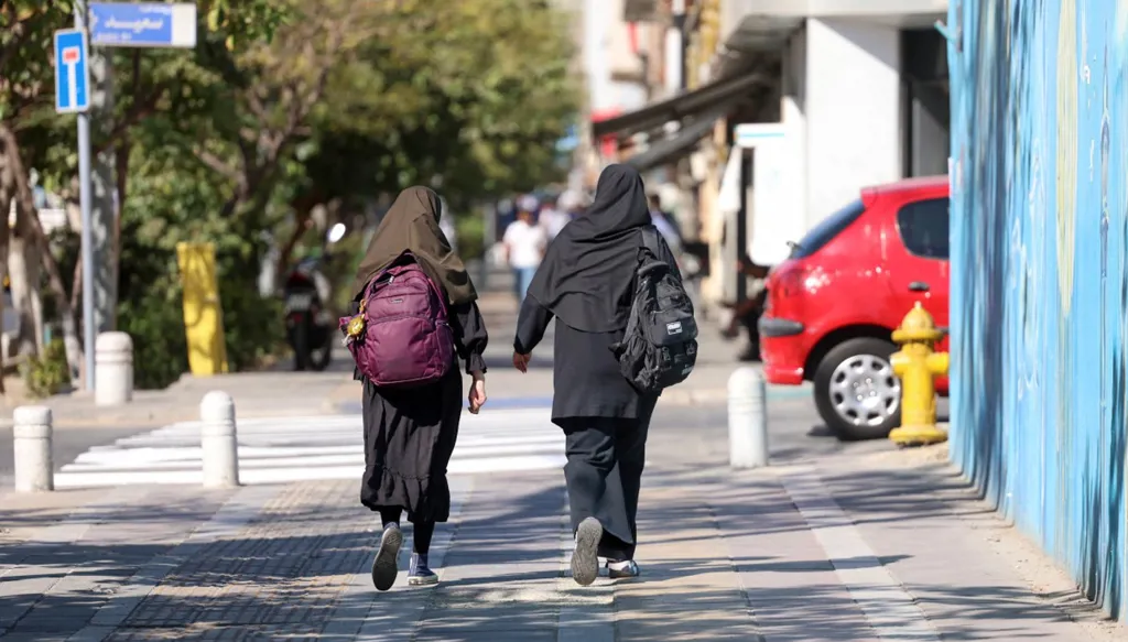تلاميذ إيران يعودون إلى المدارس بعد إغلاقها مع بدء الحرب (صور)