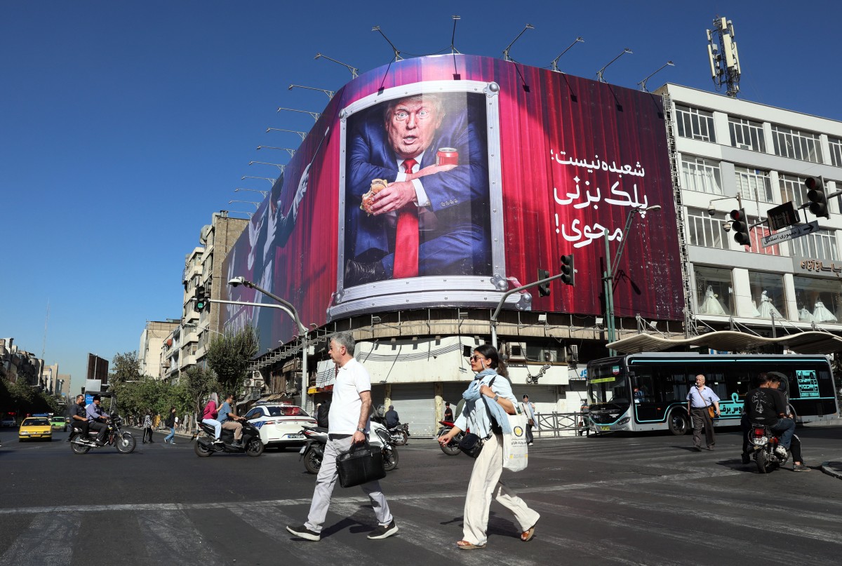 لوحة جدارية لترامب في طهران (أ ف ب).