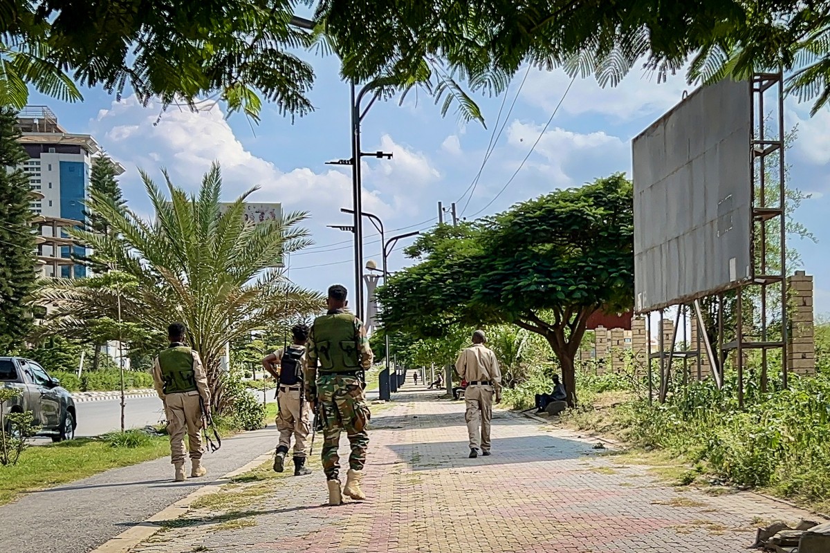 عناصر من جبهة تحرير شعب تيغراي على طريق رئيسي في مدينة ميكيلي. (أ ف ب)