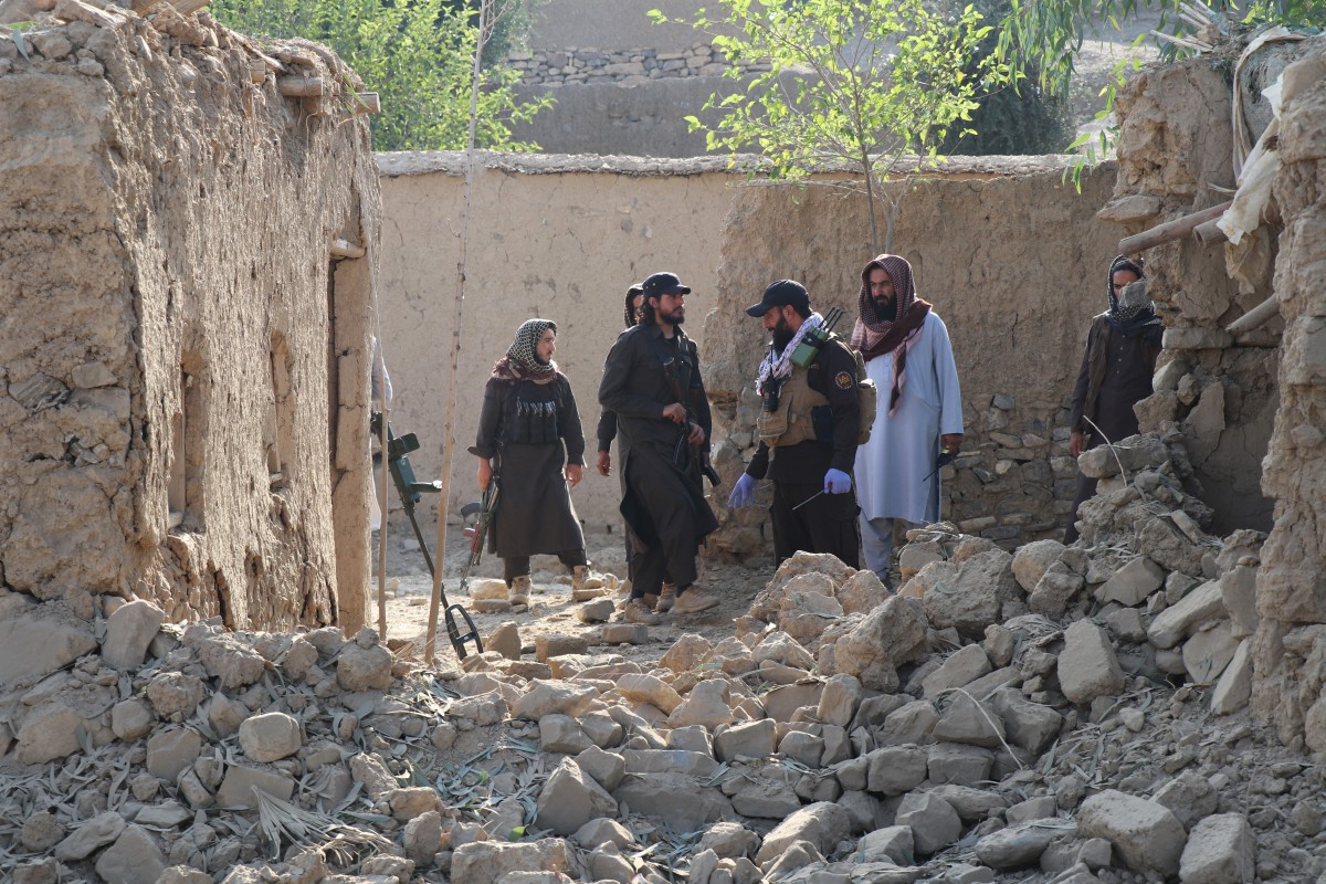عناصر أمن من حركة طالبان يتفقدون الموقع عقب غارة جوية باكستانية استهدفت منطقة غوربوز في ولاية خوست الأفغانية في 24 أيلول/سبتمبر 2026. (أ.ف.ب.)