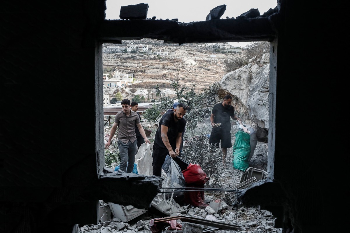 أنقاض منزل الأسير الفلسطيني دواس حسون بعد هدمه على يد الجيش الإسرائيلي في الضفة الغربية. (أ ف ب)