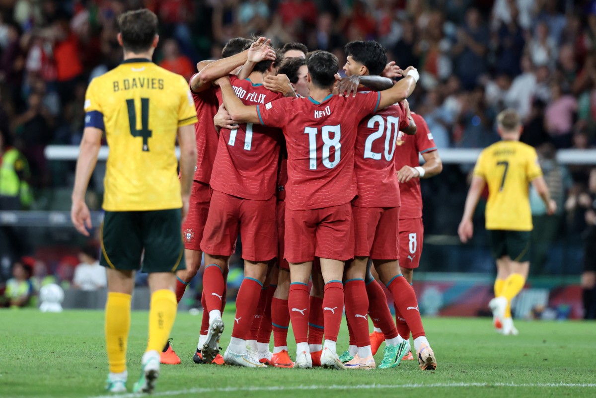 منتخب البرتغال يحتفل بالهدف في مرمى ويلز. (أ ف ب)