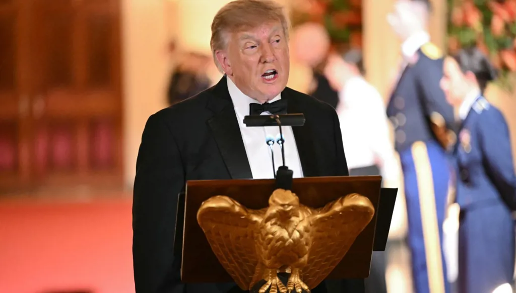الرئيس الأميركي دونالد ترامب يلقي كلمة خلال مأدبة عشاء رسمية أقامها للرئيس الصيني شي جينبينغ ( أ ف ب).