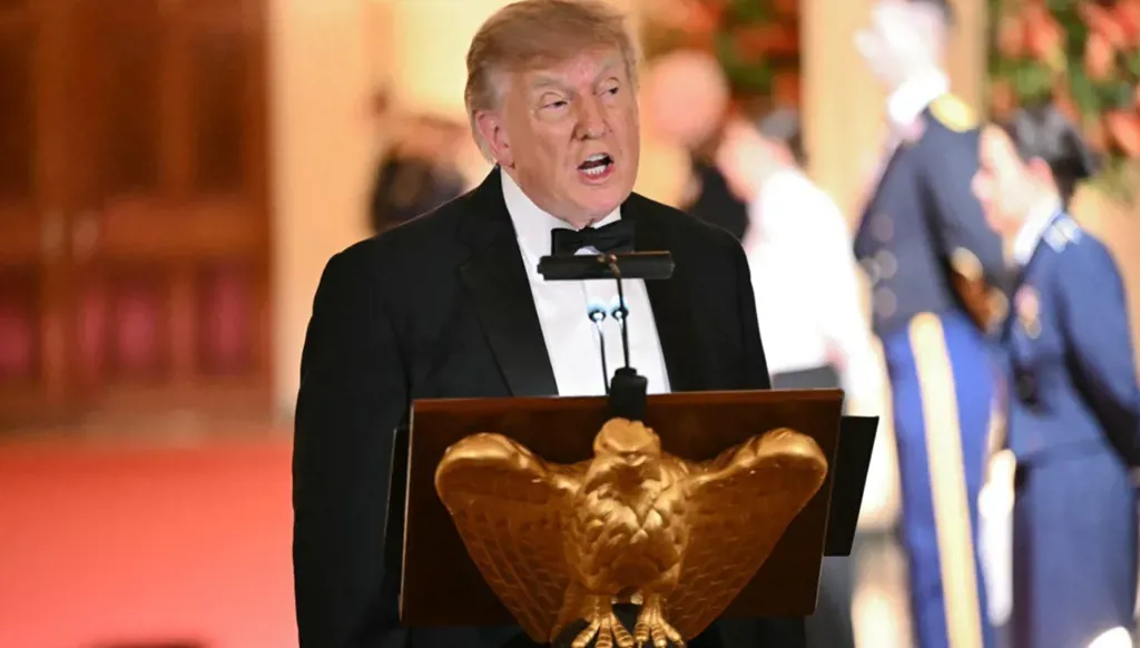 الرئيس الأميركي دونالد ترامب يلقي كلمة خلال مأدبة عشاء رسمية أقامها للرئيس الصيني شي جينبينغ ( أ ف ب).