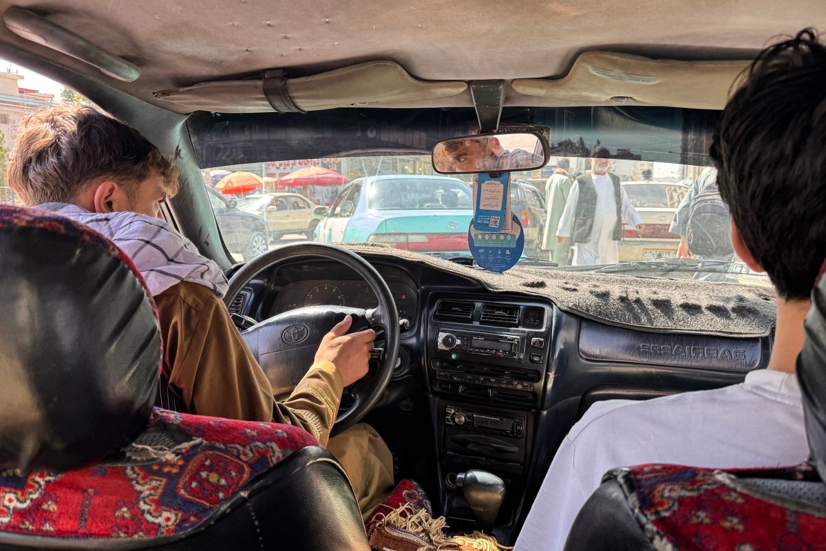الموسيقى تعود خفية إلى سيارات الأجرة في أفغانستان رغم الحظر