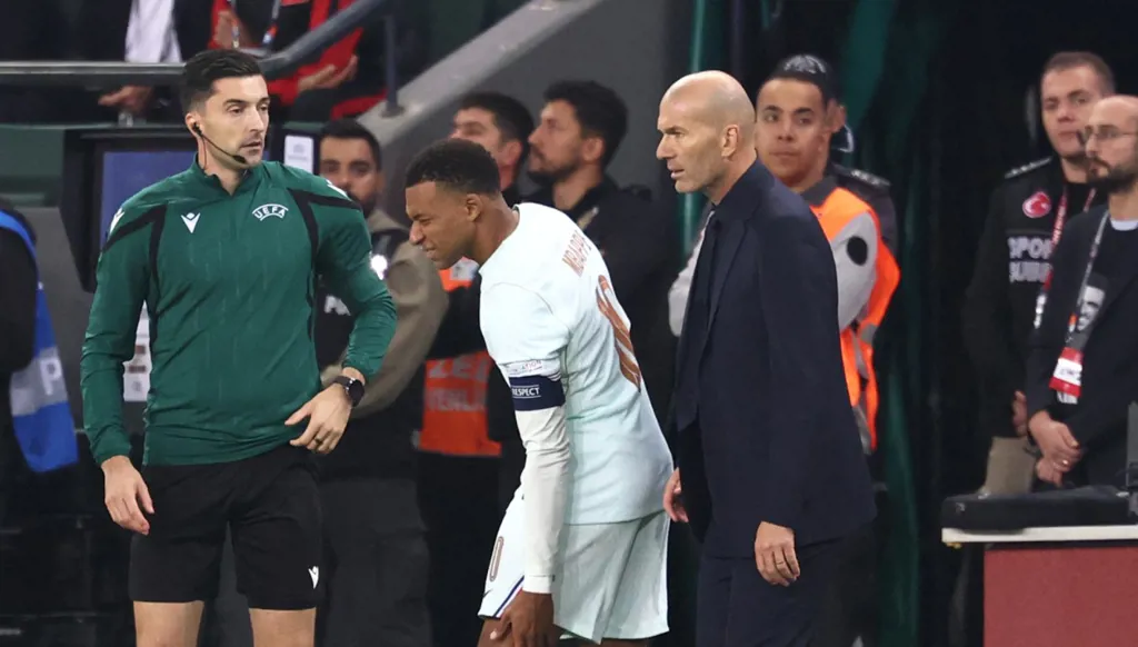 زيدان يتخذ قراراً مفاجئاً بعد مغادرة مبابي معسكر منتخب فرنسا