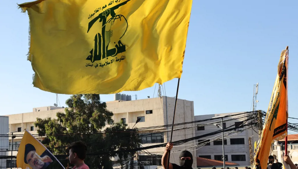 رفع علم "حزب الله" خلال احتفال بالذكرى السنوية الثانية لاغتيال نصرالله (أ ف ب).