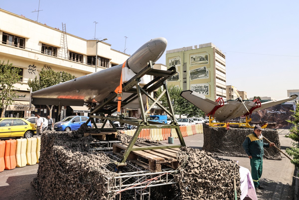 مجسم لطائرة مسيّرة في طهران (أ ف ب).